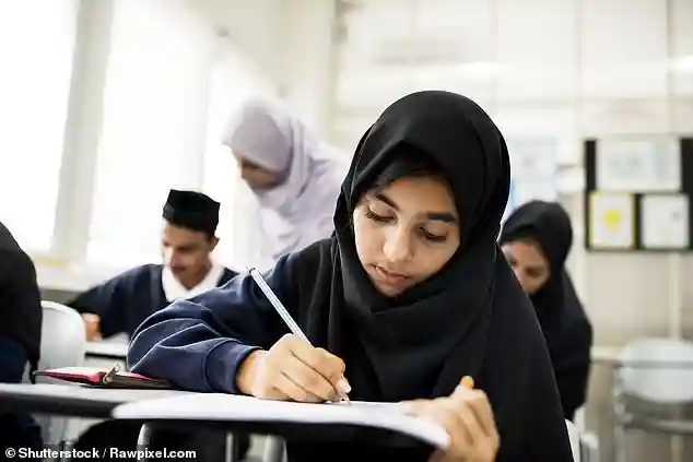 Claudia Plakolm and Jorg Leichtfried Announce New Rules to Prevent Girls from Wearing Hijabs in Austrian Classrooms