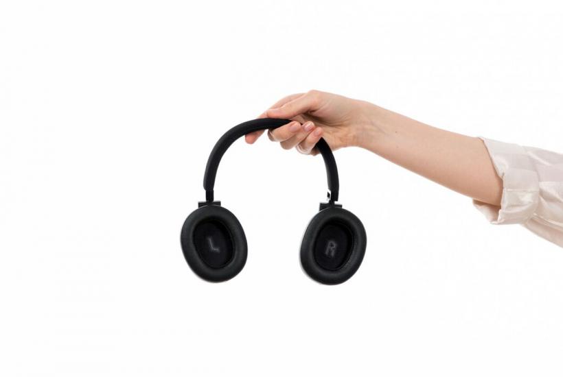 ENT Specialist Dr Vladimir Zaytsev Warns That Listening with One Earbud Can Damage Hearing in Quiet Settings