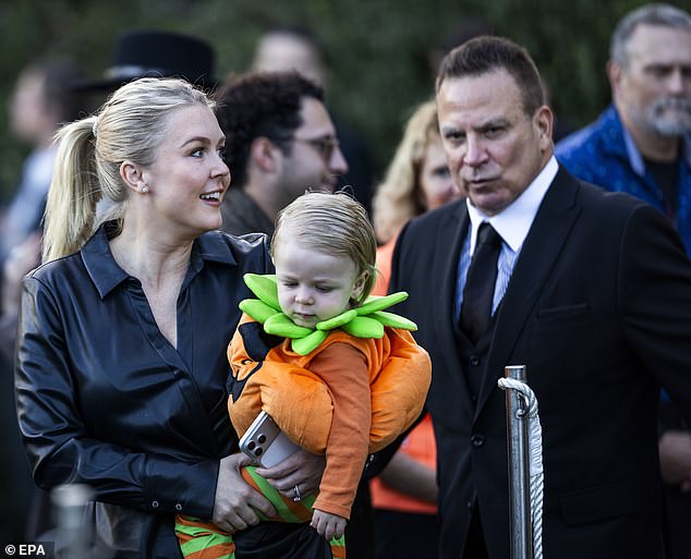 Karoline Leavitt Sparks Online Debate Over Husband Nicholas Riccio’s Smooth Complexion in White House Halloween Pictures