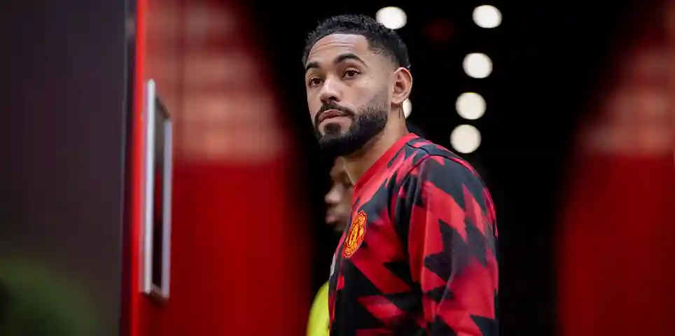 Manchester United face Everton in high-stakes Premier League clash at Old Trafford with fans buzzing and pressure mounting