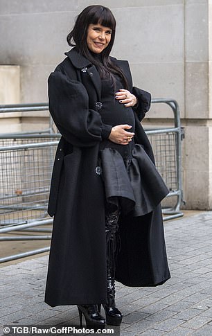 Pregnant Paloma Faith Stuns Fans as She Reunites with Alan Carr and Jonathan Ross for Celebrity Traitors Finale in London