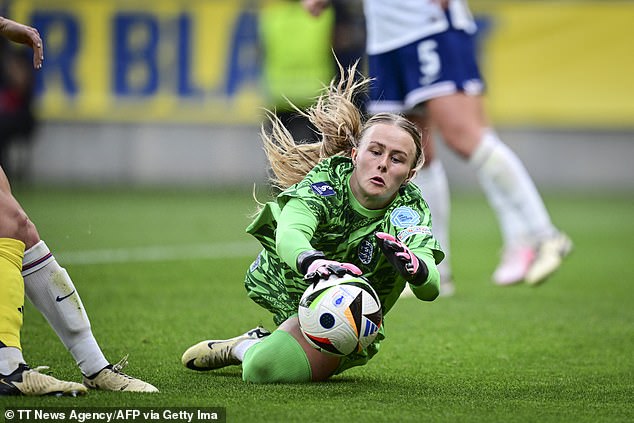 Chelsea Manager Sonia Bompastor Defends Hannah Hampton Amid Mary Earps’ Controversial Claims in England Squad